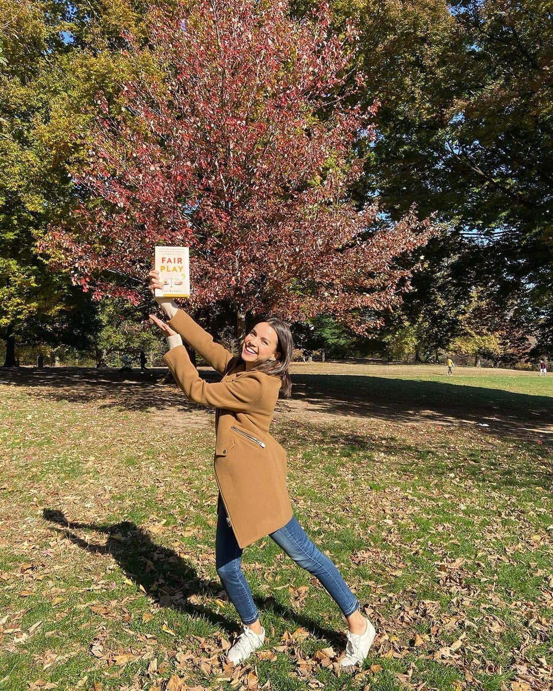 イングリッド・ニールセンのインスタグラム：「Have you taken yourself on a date lately? For as long as I can remember, taking myself on solo dates has been essential for my creativity. Whether it’s a long walk in the park or learning about NYC history, I always feel better when I make this time a priority. @everodsky calls this Unicorn Space, and in her book Fair Play she shares a system for reclaiming the time and space to nurture our interests and passions. If you could use a little more Unicorn Space in your life right now, check out the @fairplaylife book and podcast. #ad @proctergamble #fairplay」