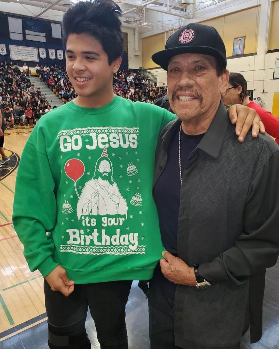 ダニー・トレホさんのインスタグラム写真 - (ダニー・トレホInstagram)「Stopped by San Fernando High School to wish all the kids Merry Christmas! . . . #machete #christmas #merrychristmas #SFV #SanFernandoHighSchool」12月21日 5時54分 - officialdannytrejo