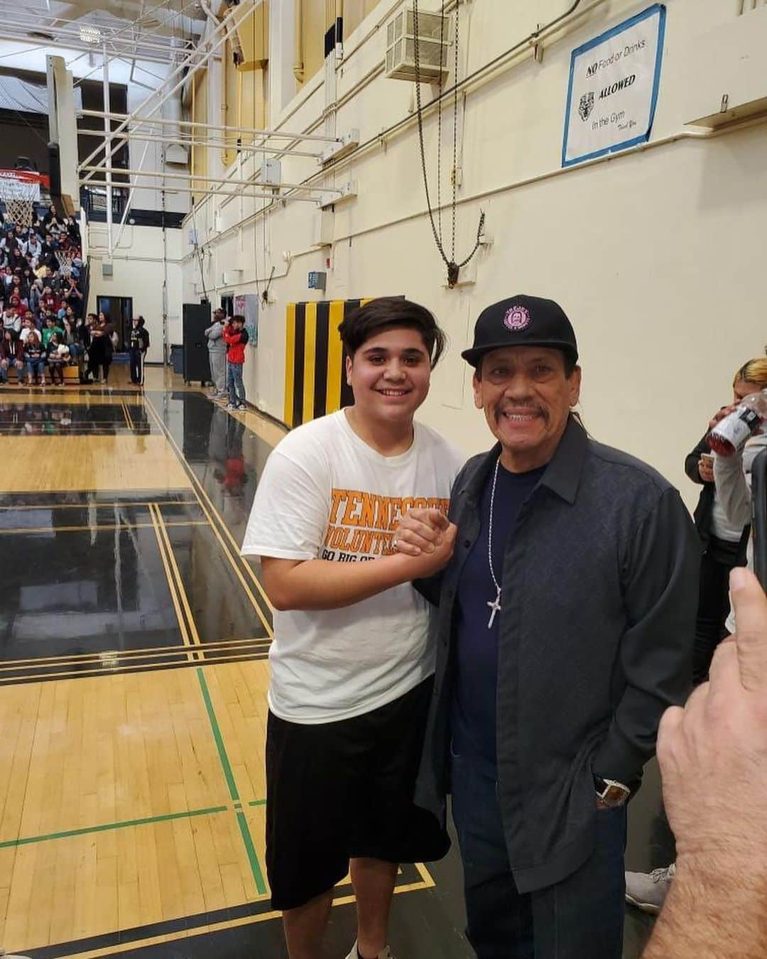 ダニー・トレホさんのインスタグラム写真 - (ダニー・トレホInstagram)「Stopped by San Fernando High School to wish all the kids Merry Christmas! . . . #machete #christmas #merrychristmas #SFV #SanFernandoHighSchool」12月21日 5時54分 - officialdannytrejo