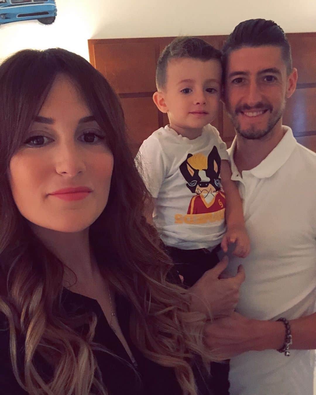 セルヒオ・エスクデロのインスタグラム：「Muchísimas felicidades mi amor!  Disfruta de tu cumpleaños igual que nosotros disfrutamos de tenerte cada día a nuestro lado.  Estamos muy orgullosos de ti mami.  Te queremos con locura ❤️👨‍👩‍👦」