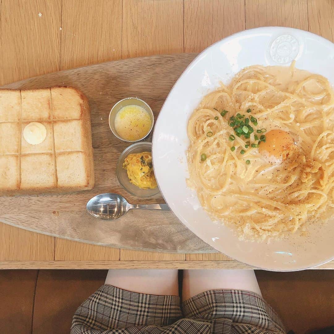 末井櫻子のインスタグラム：「🍞❤︎🍞❤︎🍞 ． ． 雲丹のカルボナーラが美味しすぎるの🧡 ． ． お母さんが遊びにきたら連れて行ってあげたい🧒🏻🤎 ． ． ． #梅田ワーフ #ワーフ #梅田wharf #wharf  #梅田ランチ #大阪ランチ #梅田カフェ  #パン巡り #大阪パン #雲丹のカルボナーラ  #delicious #yummy #happyday」
