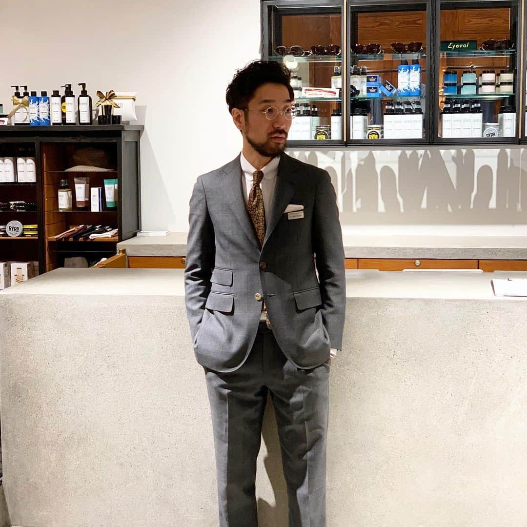 のインスタグラム：「FSC STAFF STYLE - DAIMARU SHINSAIBASHI  Suit: FREEMANS SPORTING CLUB - MADE TO MEASURE  Shirt: FREEMANS SPORTING CLUB - MADE TO MEASURE  Tie:FREEMANS SPORTING CLUB  #menswear #fscosaka #fscdaimarushinsaibashi #fsctokyo #fscginza #aw19 #barbershop #nyc #winter #shinsaibashi #classyvision #dailylook #lookofthedays #todayoutfit #simplefit #大丸心斎橋」