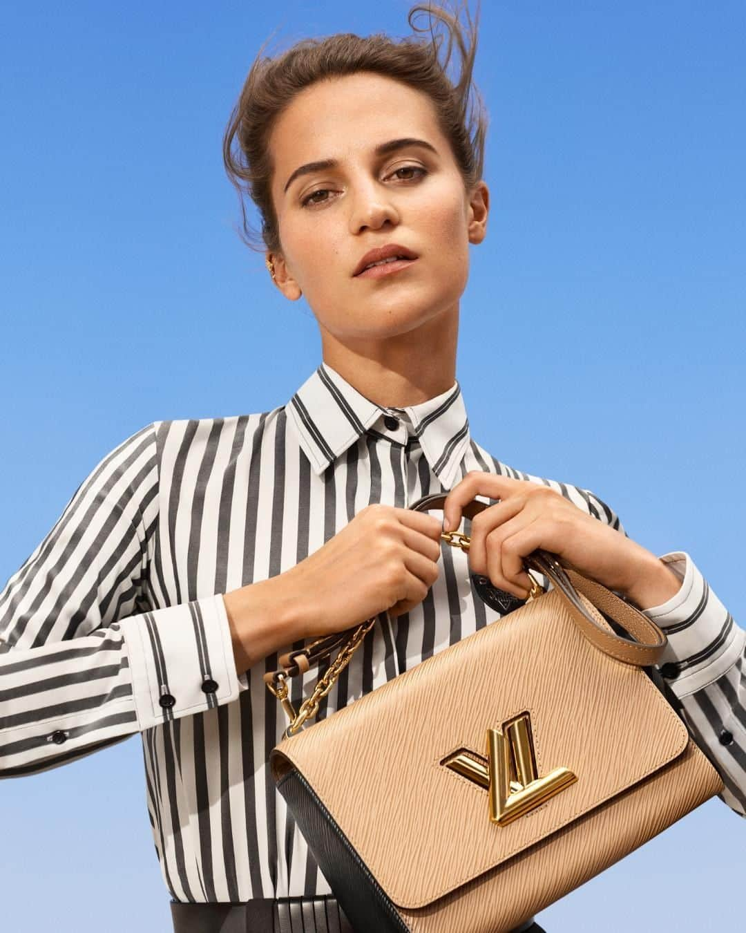 ルイ・ヴィトンさんのインスタグラム写真 - (ルイ・ヴィトンInstagram)「#AliciaVikander and the Twist. Explore the latest models of New Classics from #LouisVuitton’s leather goods campaign via link in bio.」12月21日 16時00分 - louisvuitton