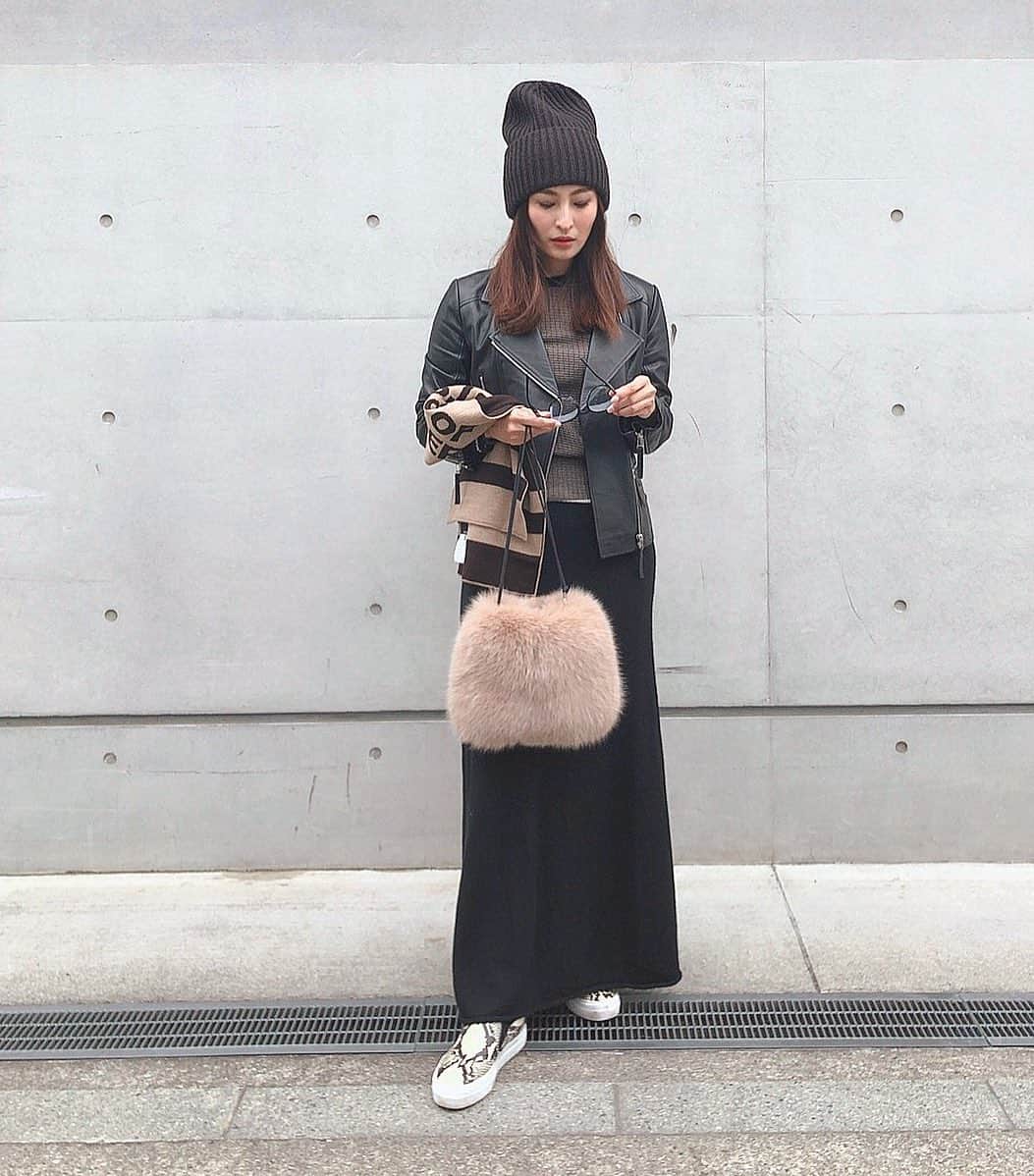 Ayaさんのインスタグラム写真 - (AyaInstagram)「#outfitoftoday . 休日コーデ パスポート更新、取りに行ったら 都庁は土曜日お休みだった😖 . knit @iena_jp  jacket @dannyanne_official  shoes @pellico_japan  bag @ludlow_official  stole @deuxiemeclasse」12月21日 16時12分 - aya_green1010