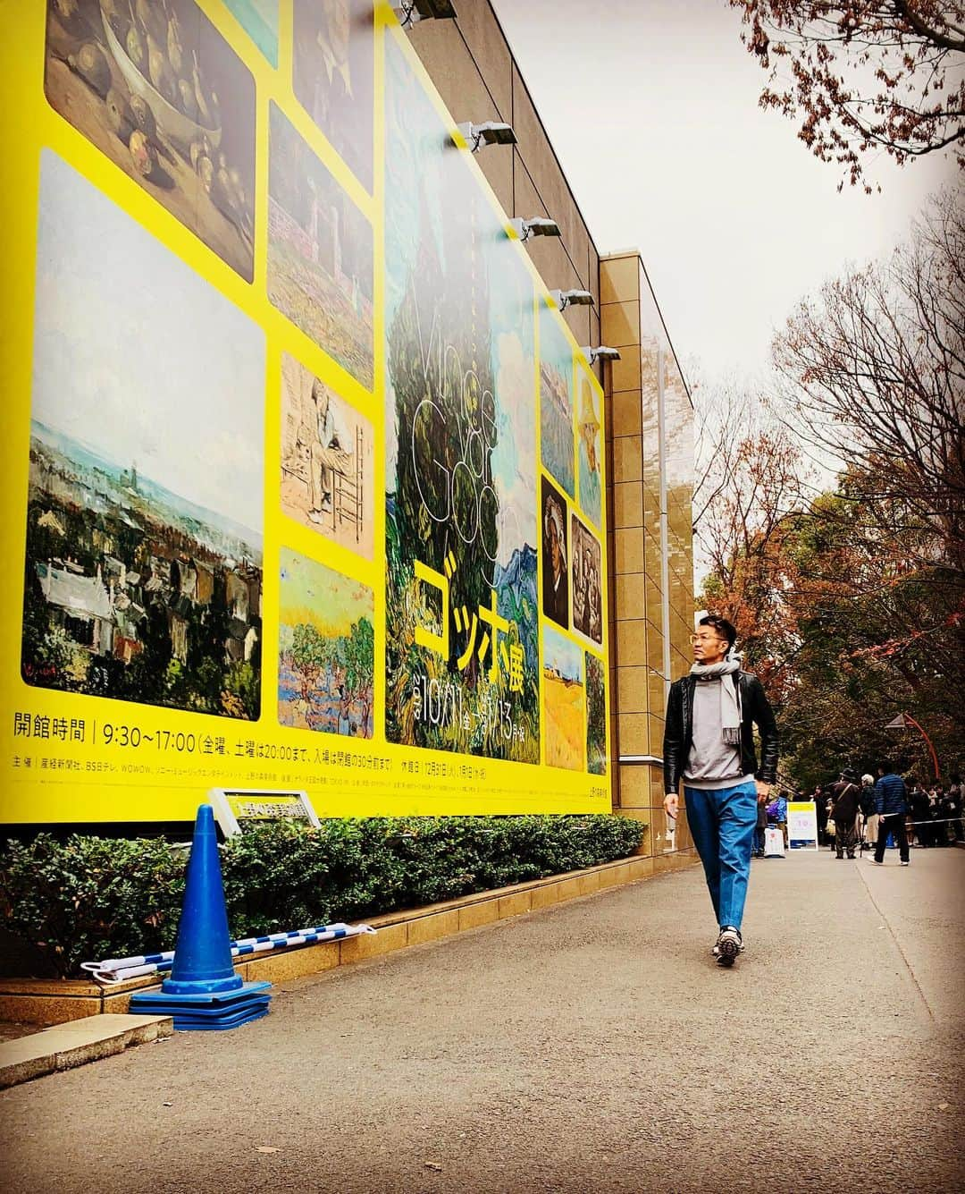 大抜卓人さんのインスタグラム写真 - (大抜卓人Instagram)「上野の森美術館にて「ゴッホ展」を😃 ゴッホの弟・テオの目線を通して 独自の画風を確立する 兄の物語が紡がれている😊 27歳で画家を志し37歳でなくなるまでの 10年間という短い活動期間に😄 後世に残る名作を生み出した😁 最初は模倣から始まり独学で😆 風景画の師匠と出会い 暗いタッチの農村の人々を描いた😆 自信作を友人に見せて 酷評された経験も散々😆 絵が売れず弟のテオが給料の半分を彼に😃 さらにパリへ移り印象派の画家を 紹介したのも弟だ😄 ゴッホは最初その印象派ならではの 荒いタッチが苦手だったという😆 暗い絵が多かった彼が印象派の 画家と知り合う事で 明るい色となり他にはない スタイルを追求する事で あのひまわりに見られる明るさと うねりのある重ね塗りのスタイルが確立😆 ゴーギャンと喧嘩をして発作を起こして 自らの耳をそぎ落とし。 精神病棟で描き続け😊 自分らしさを極めた作品を書き上げ😃 37歳で拳銃自殺を。 その半年後に彼を生涯支えた 弟・テオも亡くなった。 ゴッホはもちろん、彼に影響を与えた 友人の作品も多く展示。 壮大で骨太な内容は まるで映画を見ているかのよう。 来年1月25日より 兵庫県立美術館にやってきます😃 東京展は入場に30分の大行列😆 #兵庫県立美術館 #ゴッホ展 #ytv #キューン」12月21日 16時07分 - takutoonuki