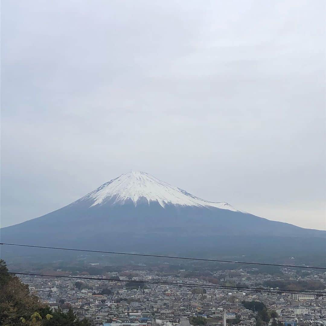 山川のりをのインスタグラム：「今夜は富士宮の喫茶店　土一揆の40周年記念イベントにギターパンダ参加します。 17時30分/ 19時、ライブだけ料金3000円、バーベキュー付き4000円です。共演はビールぼん、DJ  o3、ぱっかーン、カトレヤン。お近くの方々会いにきてアイニージュー！」