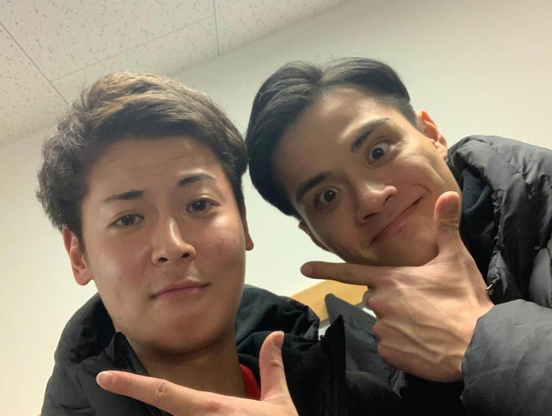 高松卓矢さんのインスタグラム写真 - (高松卓矢Instagram)「久しぶりの勝利報告！！ VC長野さんにストレートで勝って6勝目！！ このまま明日の大分三好さんとの試合に臨みます！！ そして今日で通訳をしてくれていたしゅんや君が契約終了でチームから離れる事になりました。 彼のポジティブな考え方や行動にとても良いエネルギーを貰えました！ ウルフドックス名古屋の一員だった事が彼のこれから先の人生にとって良い物になる事を願っています♫ そして初のヒーローインタビューおめでとうJ！！ #ウルフドックス名古屋 #6勝目 #道は険しく厳しいが #みんなで乗り切ろう #しゅんやありがとう #Jおめでとう #Vリーグはバレーだよ #たかまつり」12月21日 16時18分 - takamatsuri12