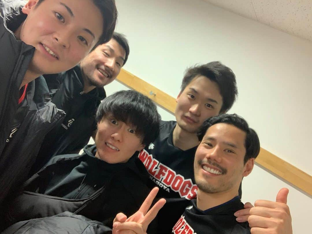 高松卓矢さんのインスタグラム写真 - (高松卓矢Instagram)「久しぶりの勝利報告！！ VC長野さんにストレートで勝って6勝目！！ このまま明日の大分三好さんとの試合に臨みます！！ そして今日で通訳をしてくれていたしゅんや君が契約終了でチームから離れる事になりました。 彼のポジティブな考え方や行動にとても良いエネルギーを貰えました！ ウルフドックス名古屋の一員だった事が彼のこれから先の人生にとって良い物になる事を願っています♫ そして初のヒーローインタビューおめでとうJ！！ #ウルフドックス名古屋 #6勝目 #道は険しく厳しいが #みんなで乗り切ろう #しゅんやありがとう #Jおめでとう #Vリーグはバレーだよ #たかまつり」12月21日 16時18分 - takamatsuri12