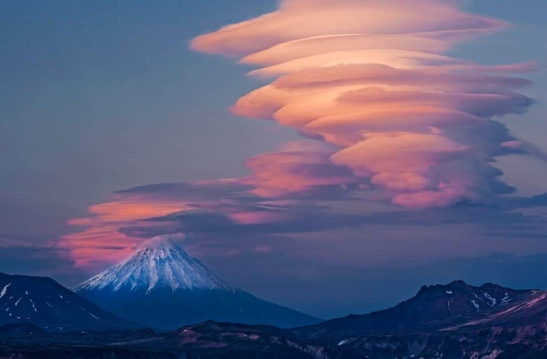 ナショナルジオグラフィックさんのインスタグラム写真 - (ナショナルジオグラフィックInstagram)「Photo by @michaelmelford | Sunset at Kronotsky volcano, elevation 11,500 feet, with lenticular clouds. It's part of the larger Kronotsky Zapovednik, which translates as nature reserve—land set aside as wilderness, not for tourists but to be preserved just as it is, and always has been. In 4,000 square miles of wilderness, it's like being in Yellowstone without people or cars. I was lucky to spend a month here! #russia #kamchatka #wilderness #clouds」12月21日 16時40分 - natgeo