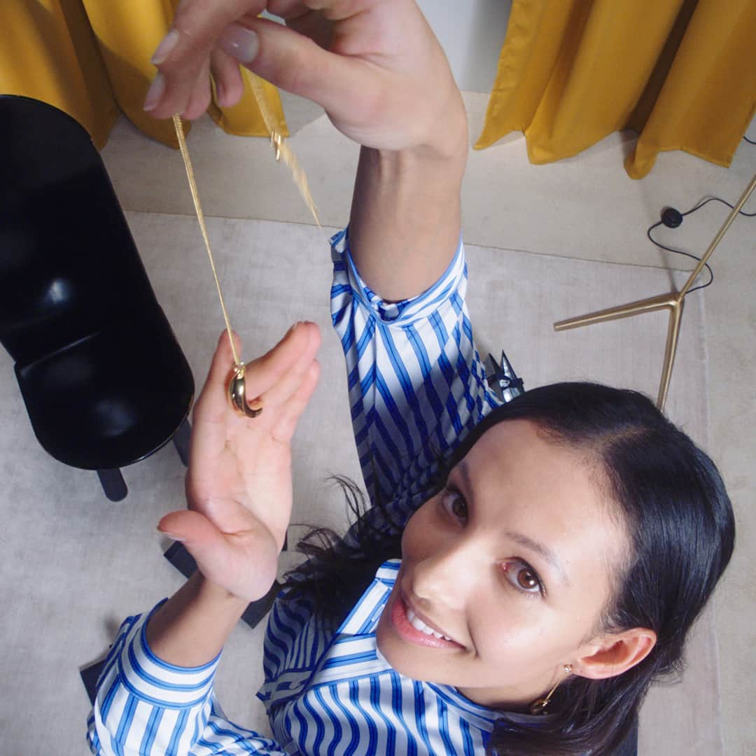 プラダさんのインスタグラム写真 - (プラダInstagram)「#FrancescaHayward (@frankiegoestohayward) receives an iconic banana charm necklace to give a person of her choosing. Keep watching to see #Prada friends #unbox #PradaGifts and give them to loved ones in #PradaGiftToGive. Discover more via link in bio.」12月21日 16時40分 - prada