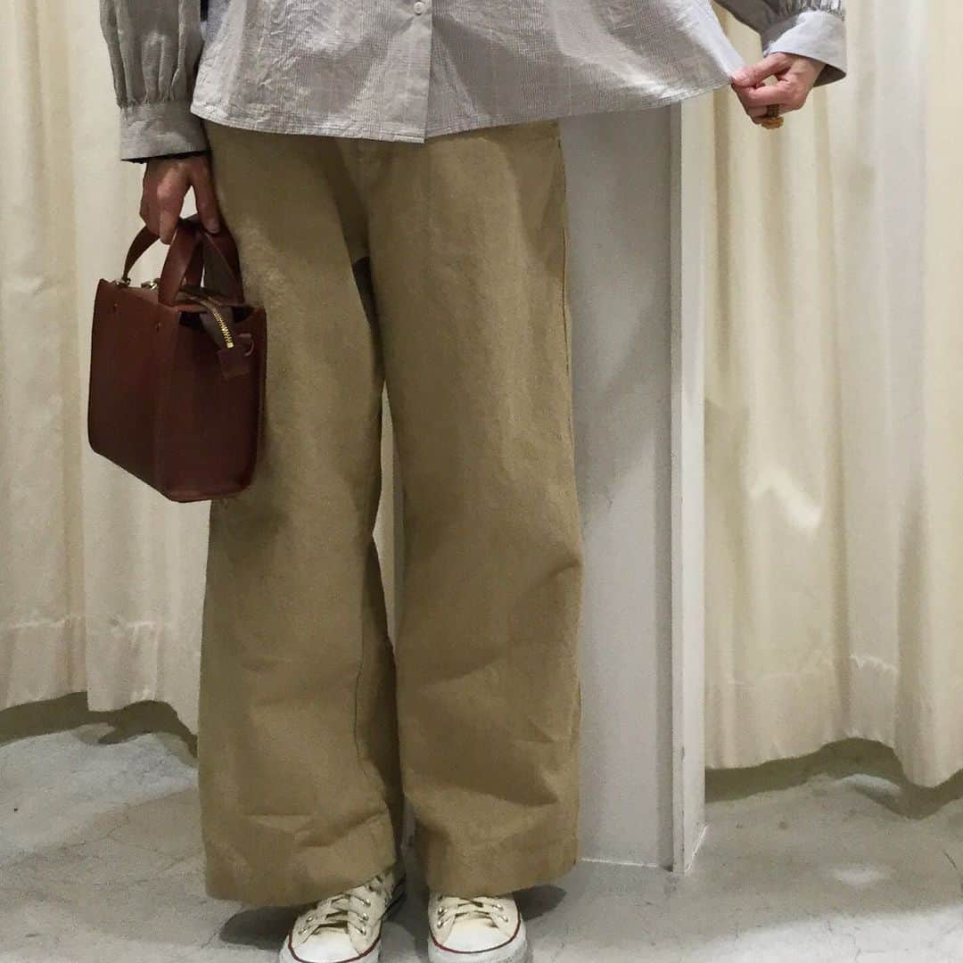 のインスタグラム：「🌼春のオススメItem🌼 . シンプルで飽きのこないデザイン。コットンとリネン素材の程よい厚みのある生地で今から春までお使い頂けます◎ . メンズライクなシルエットにはふんわりしたブラウスや花柄を合わせても可愛いです＊ . 硫化染めワッシャーパンツ ¥14,800+tax ベージュ/ネイビー (#5001PT022192) . 着用スタッフ 161cm . #parici #pariciklassisk#パーリッシィクラシスク #春服#ボトム#ambidex #ファッション」