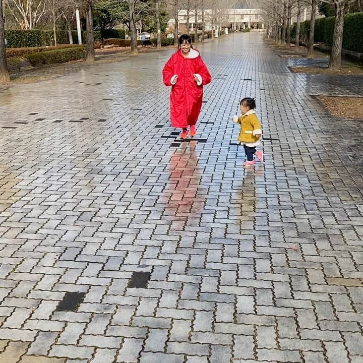 金田朋子のインスタグラム：「娘とランニング！ ランニン〜グゥ👍🏻 ライニングはグゥ👍🏻 娘も走れるようになってきたからいつか3人でマラソン大会でたーい😆✨ 楽しみ〜🥰 グゥググゥグゥーグゥ❗️👍🏻 #千笑 #森渉 #金田朋子 #ランニング #running #マラソン #marathon #家族 #family #駅伝 #ekiden #芸能人対抗駅伝」