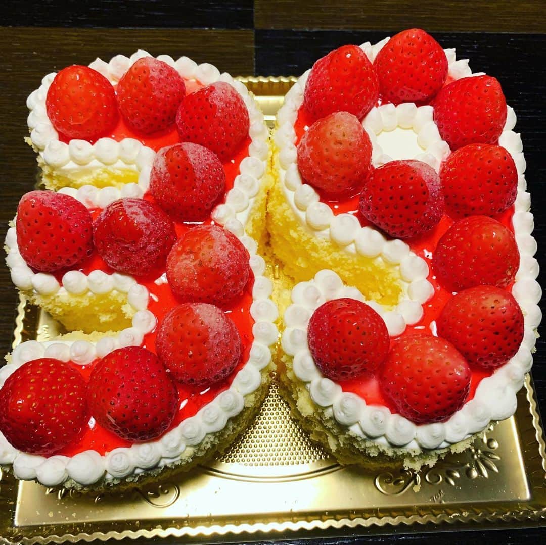 のインスタグラム：「師走で、このタイミングで制作やら打ち合わせやら立て込みでメッセージのお礼が遅れましてすみません。  先週誕生日でした🎂 気がつけば30代最後の年。  ベタですが、39、サンキューと感謝の気持ちを大切にする一年にできればと思っています。 ただ実態は、実年齢と精神年齢の乖離に悩まされている日々ですがー（汗。  皆さまに感謝しつつ、音楽を丁寧にお届けしていければと思っています。 引き続きご愛顧の程よろしくおねがい致します。  人形町日山さんのお肉とサプライズ最高でした。 越後湯沢のぽんしゅ館は極楽ですねー🍶」