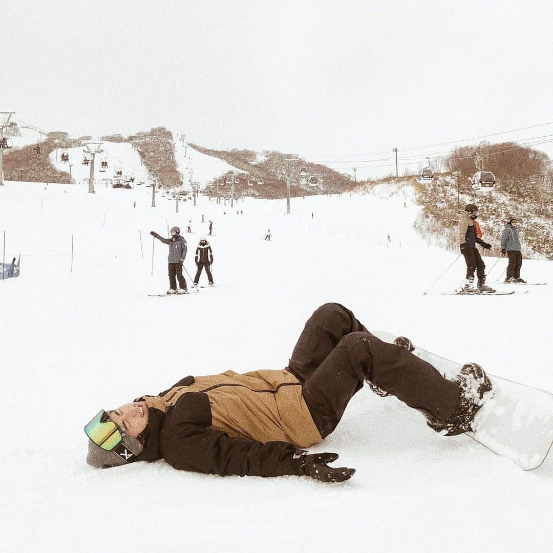 三浦大地さんのインスタグラム写真 - (三浦大地Instagram)「いつもはスキーだけど、今回はスノボに挑戦。  グダグダで全然滑れなくて、転びまくって身体中痛い。  だが心地よい。  スノボ気持ち良く滑れるようになりたいなぁ。  今年の冬は特訓かな。  誰か一緒にやろ。  #ニセコ #niseko #北海道」12月21日 17時04分 - daichi_1127
