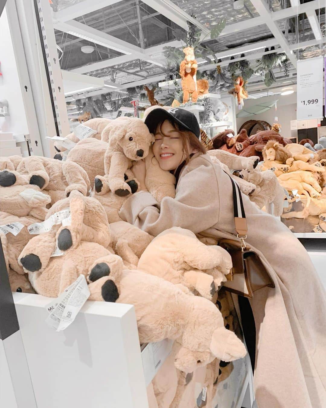 Lilmeのインスタグラム：「This has a good texture🧸🎁🎄 ぬいぐるみきもちいい〜🥰！！どんどん埋まる〜 #IKEA」