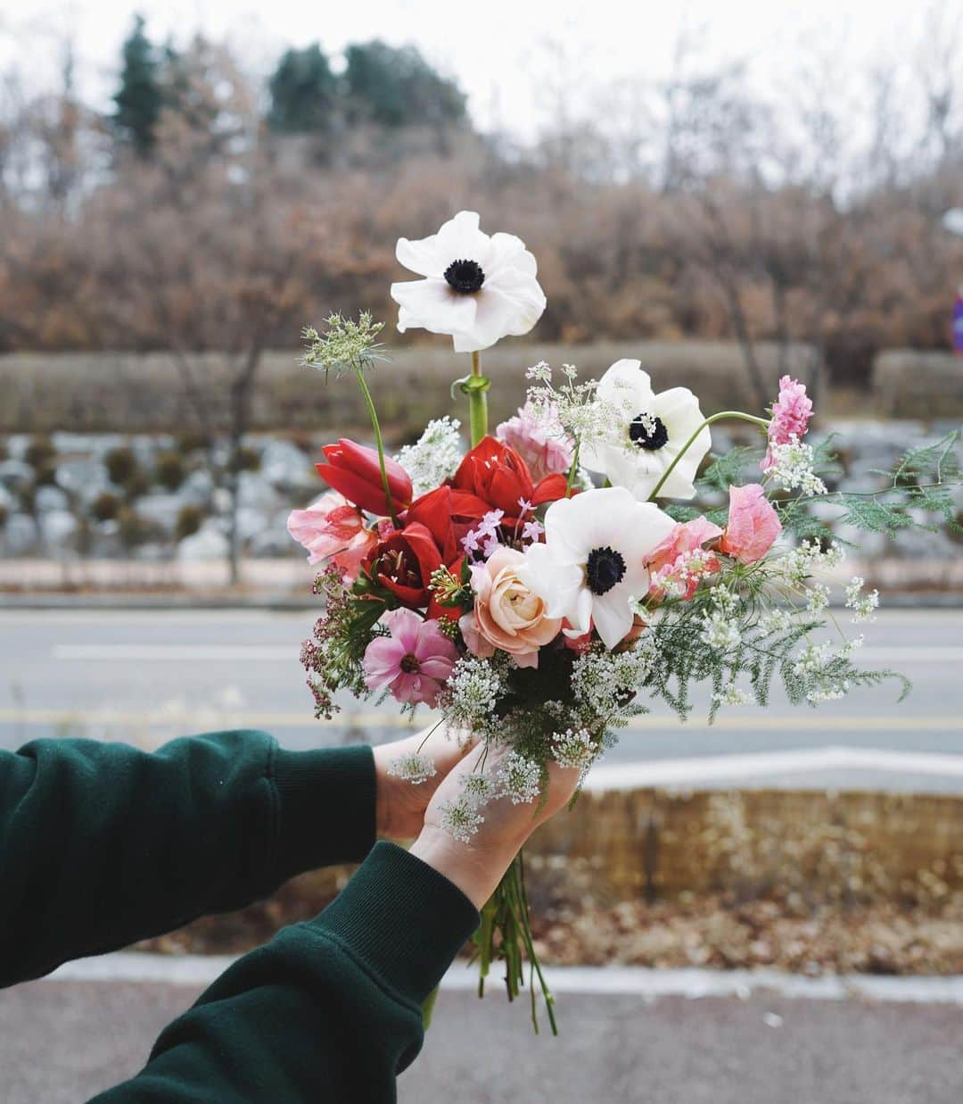 JF flower Shopさんのインスタグラム写真 - (JF flower ShopInstagram)「눈보고 신난 민현씨 ㅋㅋㅋㅋ ❤️❤️❄️❄️ . . . .#2019jfflowershop #jfflowershop #flower #florist #floral #flowerlesson #koreanflorist #flowerstagram  #koreanflower  #웨딩부케 #플로리스트 #플로리스트수업 #핸드타이드  #범계플라워레슨 #꽃꽂이 #플라워레슨 #꽃꽂이수업 #안양꽃집 #범계꽃집 #평촌꽃집 #과천꽃집 #인덕원꽃집 #동편마을꽃집 #포일동꽃집 #내손동꽃집 #의왕꽃집 #花#花艺设计」12月21日 17時00分 - jfflowershop