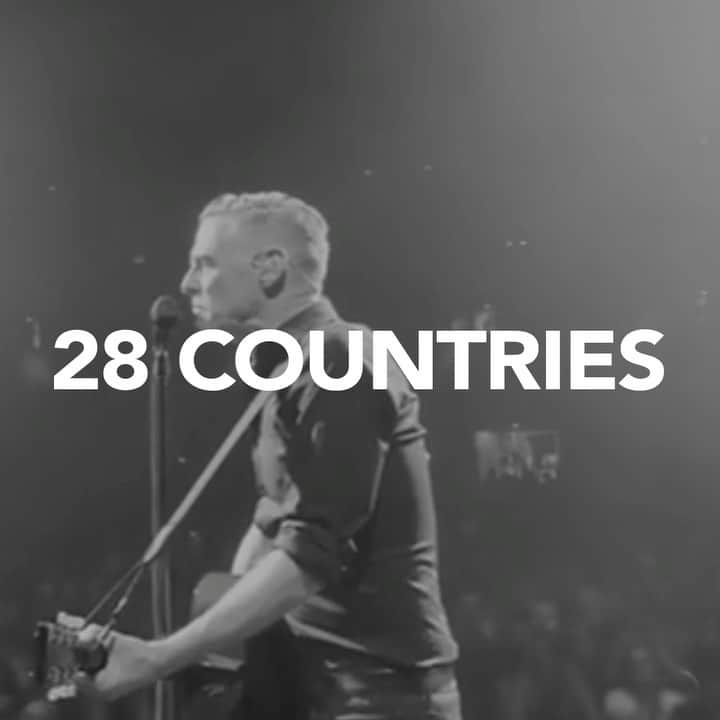 ブライアン・アダムスのインスタグラム：「Well this kind of sums it up, thanks to everyone that came out and rocked - what a year! See you somewhere in 2020 🎤 #bryanadamsshinealight」