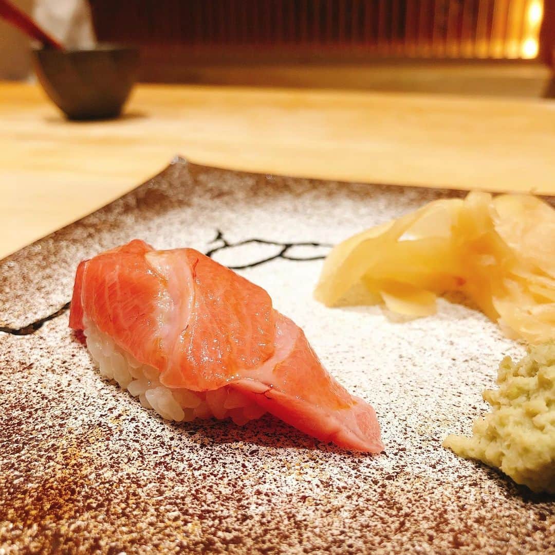 山﨑 薫のインスタグラム：「ランチ鮨。 夜より軽めでお値段もお手頃🥰 お昼間から日本酒🍶も頂いてご機嫌✨  #ランチ鮨 #つきうだ #中目黒グルメ」