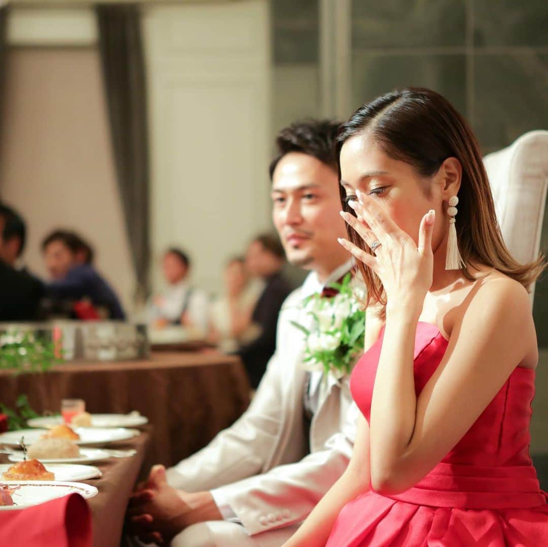 ホテルモントレウェディング【公式】 のインスタグラム：「♥ #montereyweddingstories2019 ￣￣￣￣￣￣￣￣￣￣￣￣￣￣￣￣ ＊＊＊21p／30p＊＊＊ . 友人スピーチしてもらいました。 私の為に手紙を書いてくれて、、、 . 色々なことを思い出して、 優しさが嬉しくて涙が溢れた。 . @montereyweddingをフォローして 『 #モントレ花嫁 』『 #ホテルモントレ』の タグをつけて投稿してくださいね＊*. . ◆ホテルモントレ公式HPはこちら* https://www.monterey-wedding.jp . #モントレ #モントレ花婿 #プレ花嫁 #卒花 #marry花嫁 #dressy花嫁 #farnyレポ #プラコレ ﻿#maricuru #dressy花嫁 #日本中のプレ花嫁さんと繋がりたい #ウエディングニュース #flower #ウェディングドレス #dress #結婚式 #披露宴 #結婚式場 #2019年秋婚 #2019年冬婚 #2020年春婚 #2020年夏婚」