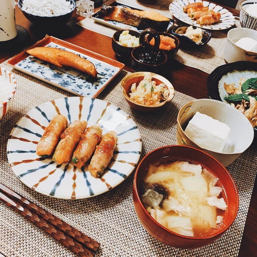 加護亜依さんのインスタグラム写真 - (加護亜依Instagram)「UPしていなかった🍴 #おかわりぼん飯  肉巻きは簡単なのに美味しくて 定番メニューです！ 甘辛味噌の味付けにしています。  2枚目は、舞茸と絹さや炒め。 みじん切りしたニンニクをごま油で香り出しをしたら、舞茸、絹さやを加えてささっと炒め(絹さやは最初に下茹でしておくといいです) 最後に塩で味を整えるだけ♪ 簡単でしょ😊👍🏻 私のおすすめのお塩は @cuore_kato さんに教えて頂いてから、すっかりハマっている RAVIDAのお塩です。ミネラルの旨味たっぷりで、色んなお料理に使えておすすめですよ😍  お砂糖は　きび砂糖派です🙋‍♀️ 大根おろしと、お豆腐の薬味は写真撮影後に 盛り付けちゃって無いのが残念🤦🏻‍♀️」12月21日 8時32分 - ai.1988kg