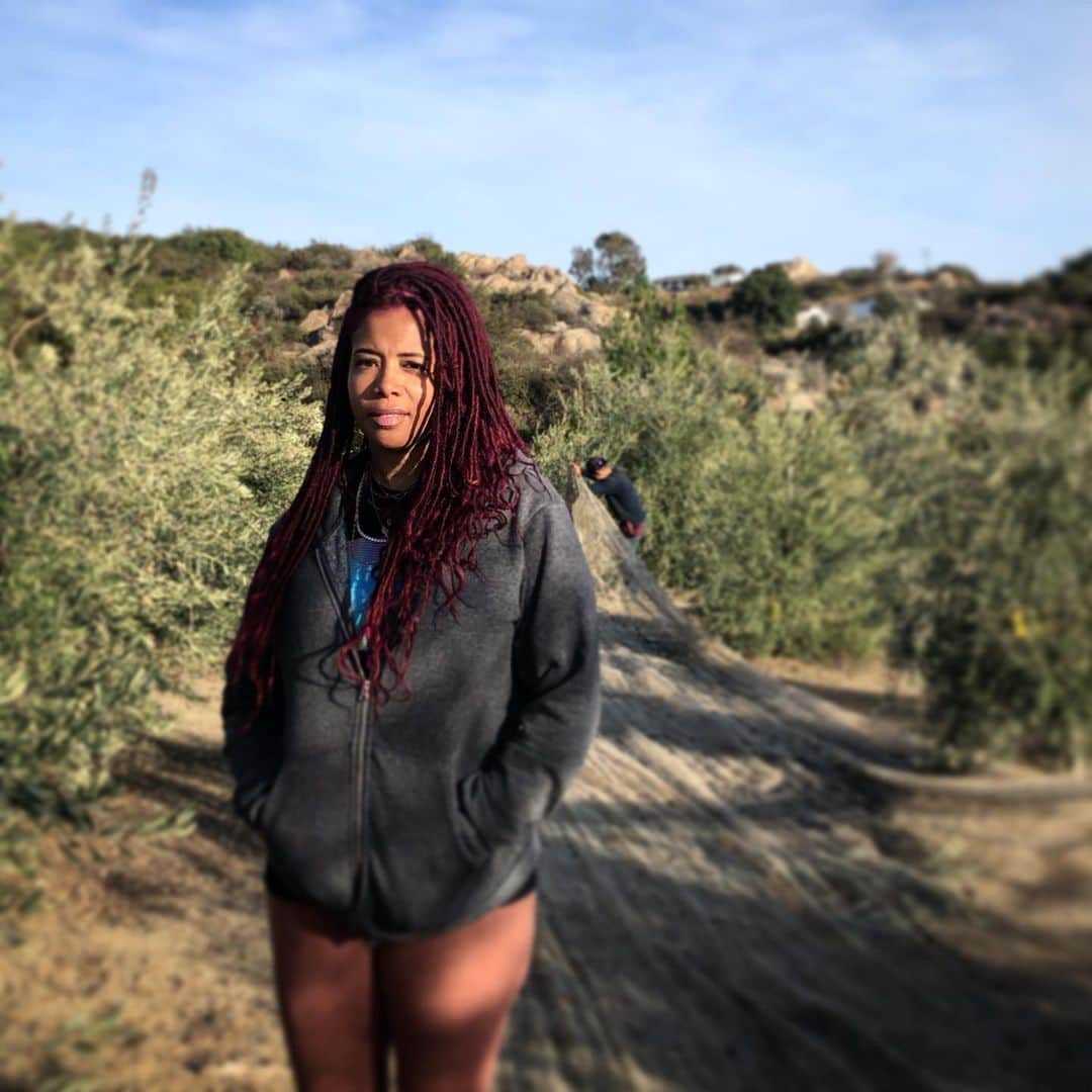 ケリスのインスタグラム：「FIRST OLIVE HARVEST! @bountyandfull California Olive Oil on the way. Small batch. Very special!」