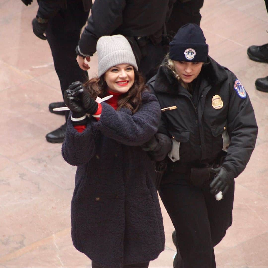 ジューン・ダイアン・ラファエルさんのインスタグラム写真 - (ジューン・ダイアン・ラファエルInstagram)「Thank you @caseyrosewilson for putting your body on the line for climate justice. @firedrillfriday」12月21日 8時42分 - junediane