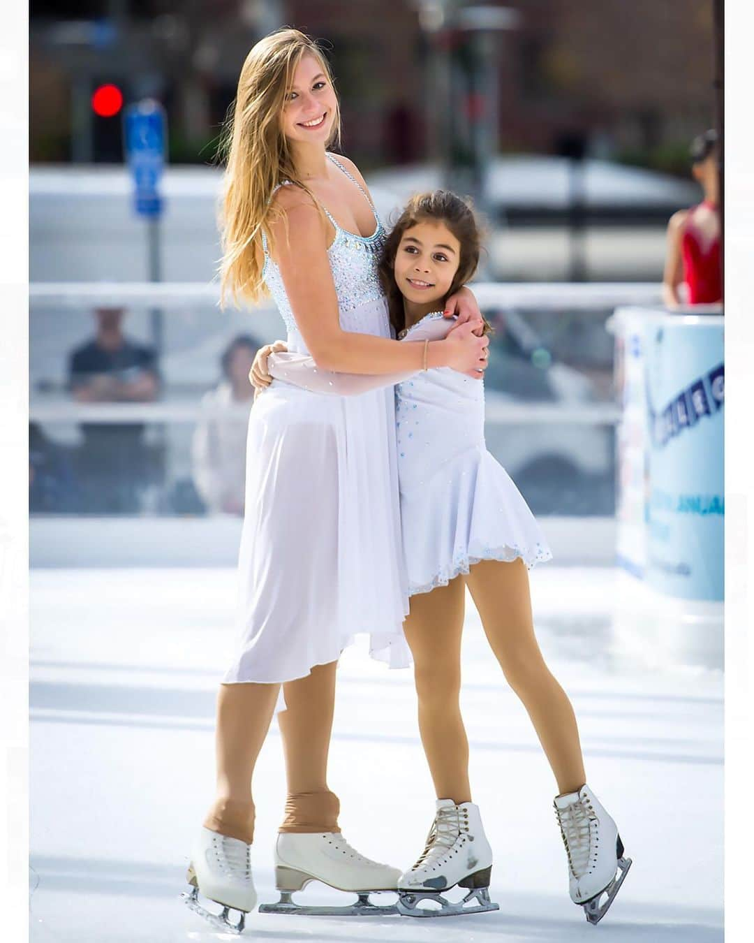 ポリーナ・エドモンズさんのインスタグラム写真 - (ポリーナ・エドモンズInstagram)「Nothing like holiday ice & sharing it with these little rays of sunshine ❄️💙 @alwaysdream」12月21日 8時50分 - polinaedmunds