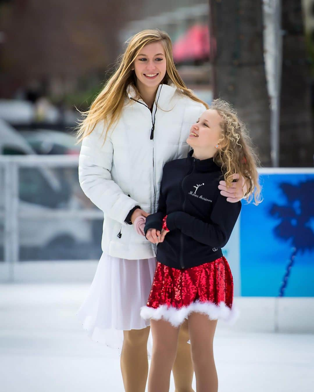 ポリーナ・エドモンズさんのインスタグラム写真 - (ポリーナ・エドモンズInstagram)「Nothing like holiday ice & sharing it with these little rays of sunshine ❄️💙 @alwaysdream」12月21日 8時50分 - polinaedmunds