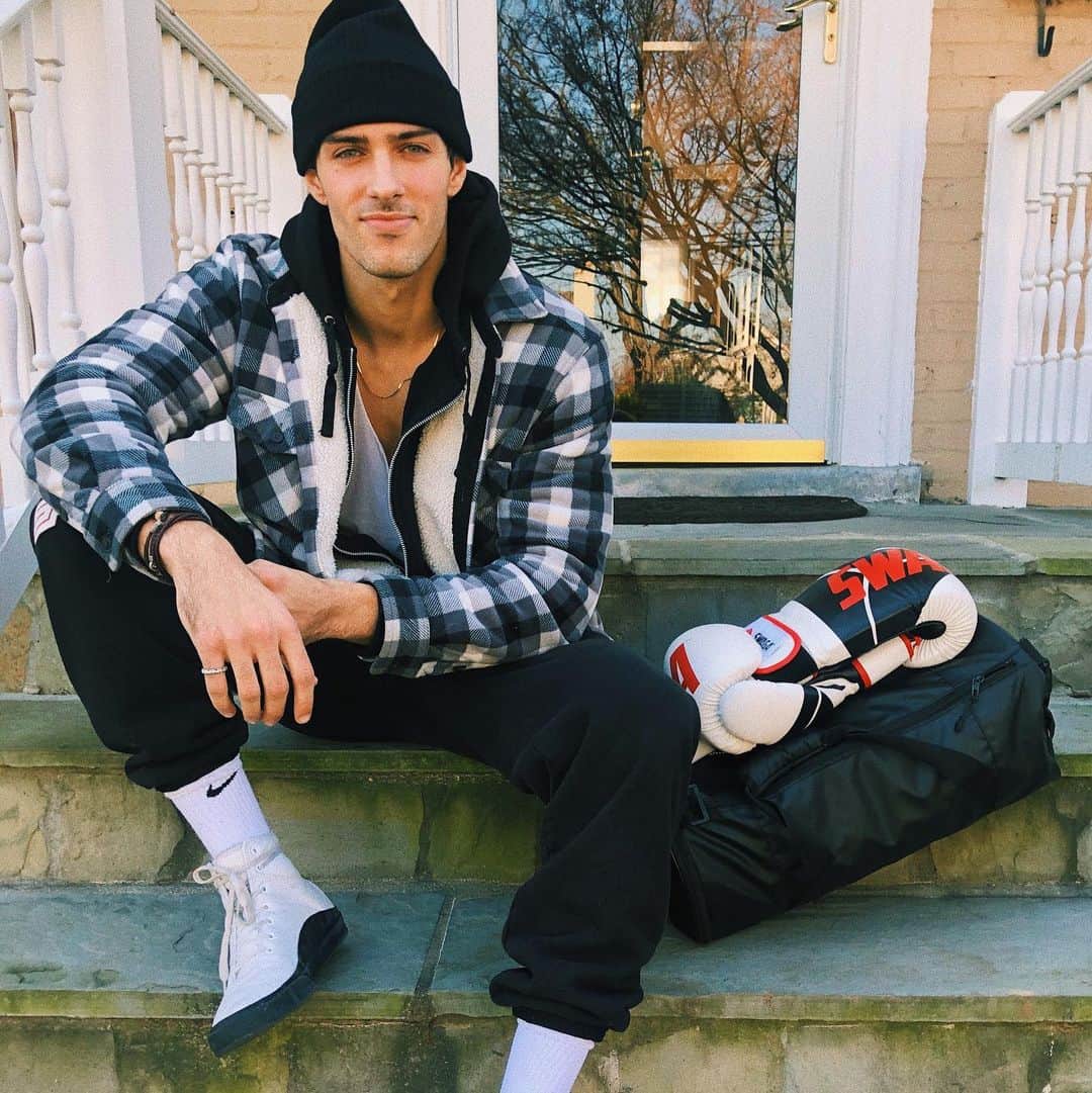 Steven Kellyのインスタグラム：「No place like home for the holidays ❤️」
