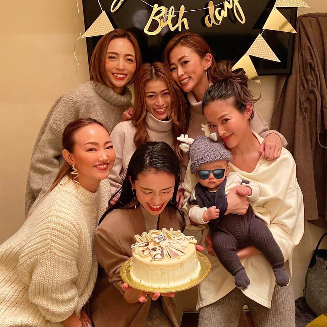 のインスタグラム：「みんな30代になった😎 . @satomiakane は小学校3年生からの腐れ縁。 . @sanomaisanomai はeggの現場でお互い友達が居なくて惹かれ合いそれから。笑 . @_ayaaa84_ はTGCのステージで私が 歩く所ちょっと間違えた時に出会った。爆 . @erimika_mika @erimika_eri はnutsでブランドのお仕事させて貰ってる時から。 . 色々な形で出会った人たちに こうして30代のスタートを祝って貰うとは 出会った時思いもしませんでしたなあ。 ありがたい限りです。 . @mone_official_account のケーキが可愛すぎやしませんか。 しばらく眺めてた。 . #birthday #cake #birthdaycake  #baby  #momlife #mommylife #mommy #kidsgram_tokyo #babyphotography #babyphoto  #ママリ #育児 #男の子ママ #女の子ママ #コドモノ #ベビフル #mamanoko #ママライフ  #3歳 #1歳  #二人育児 #motherof2 #motherhood」