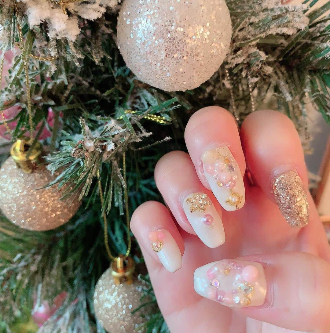 Minaさんのインスタグラム写真 - (MinaInstagram)「おはようございます💗 ・ もーすぐクリスマス🎄ですね🎅💗 わくわく🎄❤️❤️❤️ ・ 時間経っちゃったけどNewネイル💅💗 前回カッコいい系のネイルだったから❤️ 今回は可愛い感じのクリスマスネイルにして頂いたよ🥰🎅🎄✨✨ ・ 左右で色味変えて2パターンの雰囲気が楽しめるように😍💅💕 ・ ツリーとリースも立体的に作って貰って凄い可愛いの🎄❤️ クリスマス本当大好き過ぎてこの時期終わっちゃうのが寂しいわ😭💦 ・ あとおNew の時計⌚️💗 4bwatchesっていう最近日本にきたブランドなの☺️ ・ ピンクゴールドの色味が大人女子って感じで凄い可愛いくて😍💕💕💕 デザインもタイプでお気に入り🥺❤️ ・ ・ 気になってた方いらっしゃったら💗 【mi3na70925】⇦このクーポン 使用すると10パーセントオフになるので💗 1年間使えるみたいなので是非😙✨ ・ ・ 今日は大好きなFEELCYCLE🚴‍♀️でXmasプログラムをうけるの🎄💗 マライアキャリーから始まるとかそれだけでテンションあがる😍💕 ・ ・ 皆さま良い週末を❤️ 今日も見て頂きありがとうございました☺️🙏💗 ・ ・ @4bwatches_japan #ネイル#ジェルネイル#冬ネイル#クリスマスネイル#大人女子ネイル#クリスマスツリー#ネイルデザイン#パールネイル#キラキラ#キラキラネイル#4bwatches#腕時計 #時計 #BLACKBYBLUEBRAVE#FEELCYCLE#フィールサイクル#暗闇エクササイズ#ジム#フィットネス」12月21日 9時02分 - mi3na70925