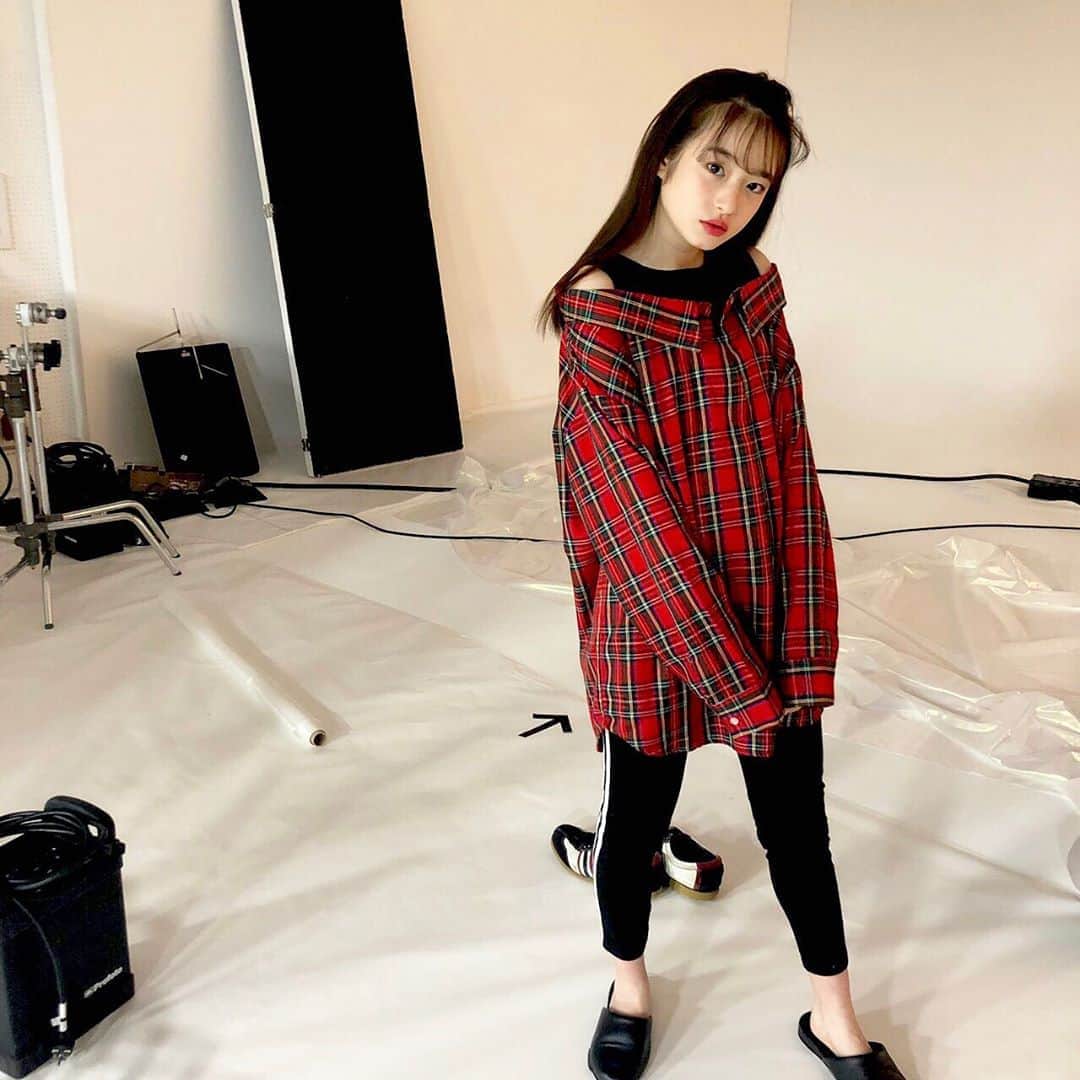 ニコ☆プチのインスタグラム：「♥️🖤♥️🖤 アヤナの私服きゃわいい🥰🥰 . . 肩あきが大人っぽ~~🙆‍♀️✨ #だがしかし足元はスリッパ #葛西杏也菜  #チェック #ぴーす #プチモの私服」