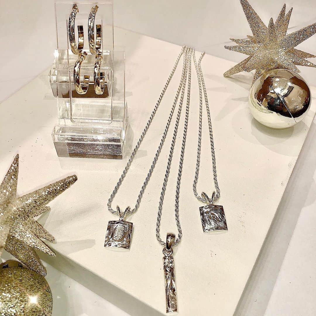 ハワイアンジュエリーのWailea（ワイレア）さんのインスタグラム写真 - (ハワイアンジュエリーのWailea（ワイレア）Instagram)「クリスマスギフトにぴったりのPremade Jewelryが入荷してまいりました💕 普段は入荷の少ないBig Hoopシリーズのピアスを始めとした小ぶりなプレートタイプのペンダントまで幅広くお取り扱いしております！ こちらの商品は全て当日お持ち帰り可能となっております😋👌🏾 ギフトでお悩みのお客様は数に限りがございますのでぜひ早めにご検討くださいませ🎄  #ワイレア #wailea #ハワイアンジュエリー #hawaiianjewelry #ペンダント #pendant #ピアス #pierce #ホワイトゴールド #whitegold」12月21日 9時08分 - wailea.hawaii