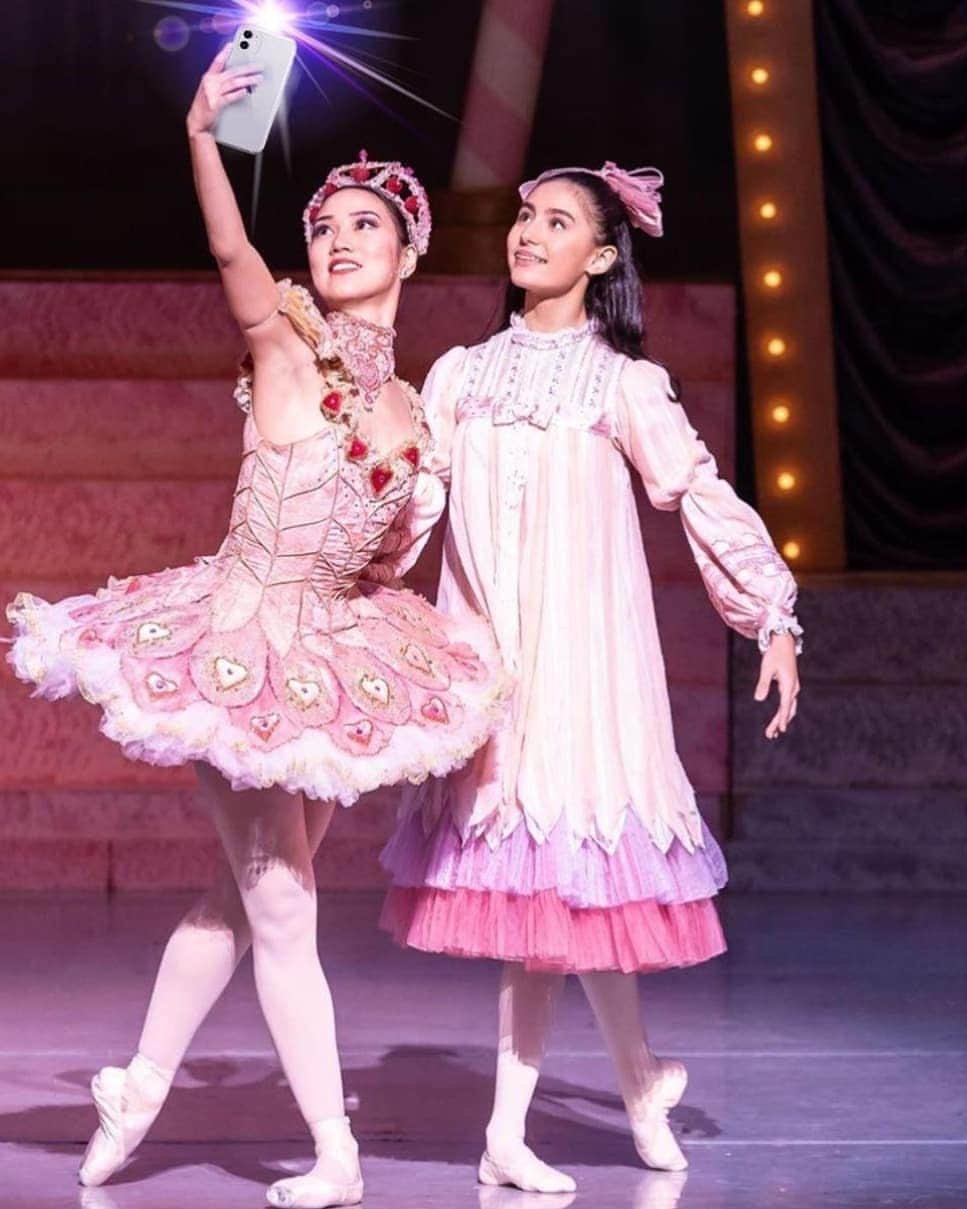 Lily Saito (齊藤莉理)のインスタグラム：「Selfie game strong! 😂 @_marianaballet 💗 Thanks @truballet for the edit 😋 |📸 @karynphotos | #NashvilleBallet #Nutcracker #Nashville #TPAC  Final weekend to get your tickets for the Nutcracker! Use code NBDANCER for 15% off your order! Link in bio.」