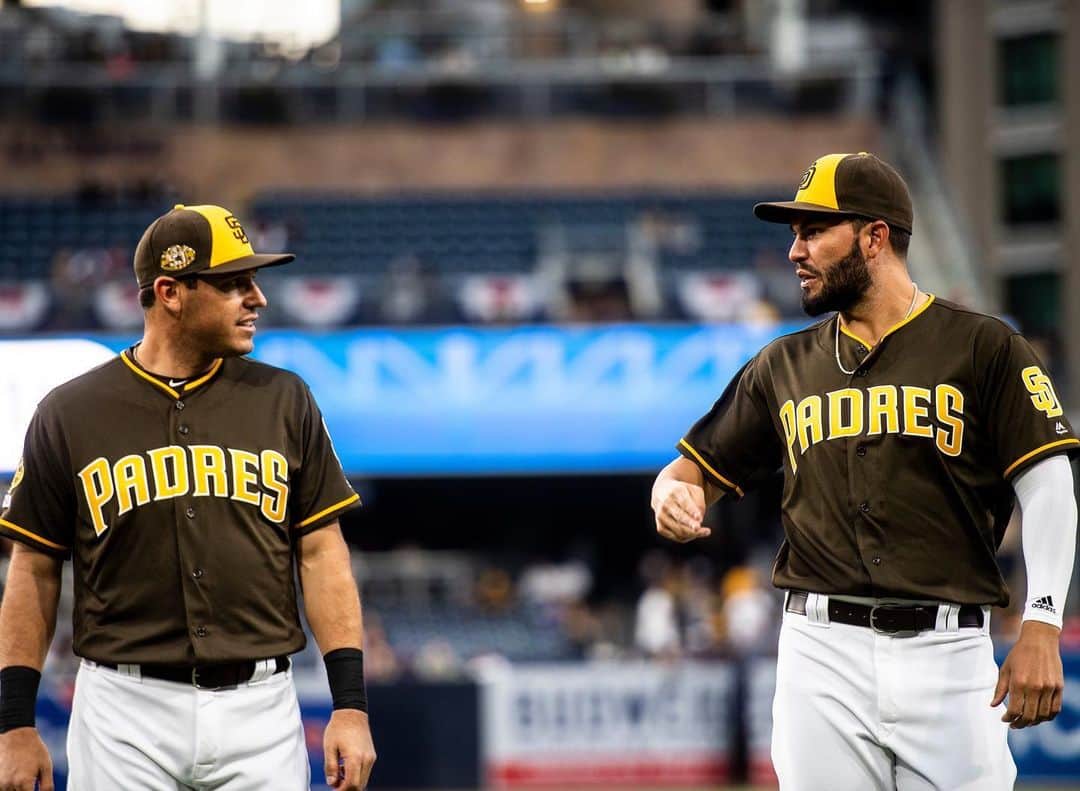 エリック・ホズマーのインスタグラム：「Cheers to a legendary career brother! Hall of famer on and off! @i.kinsler3」