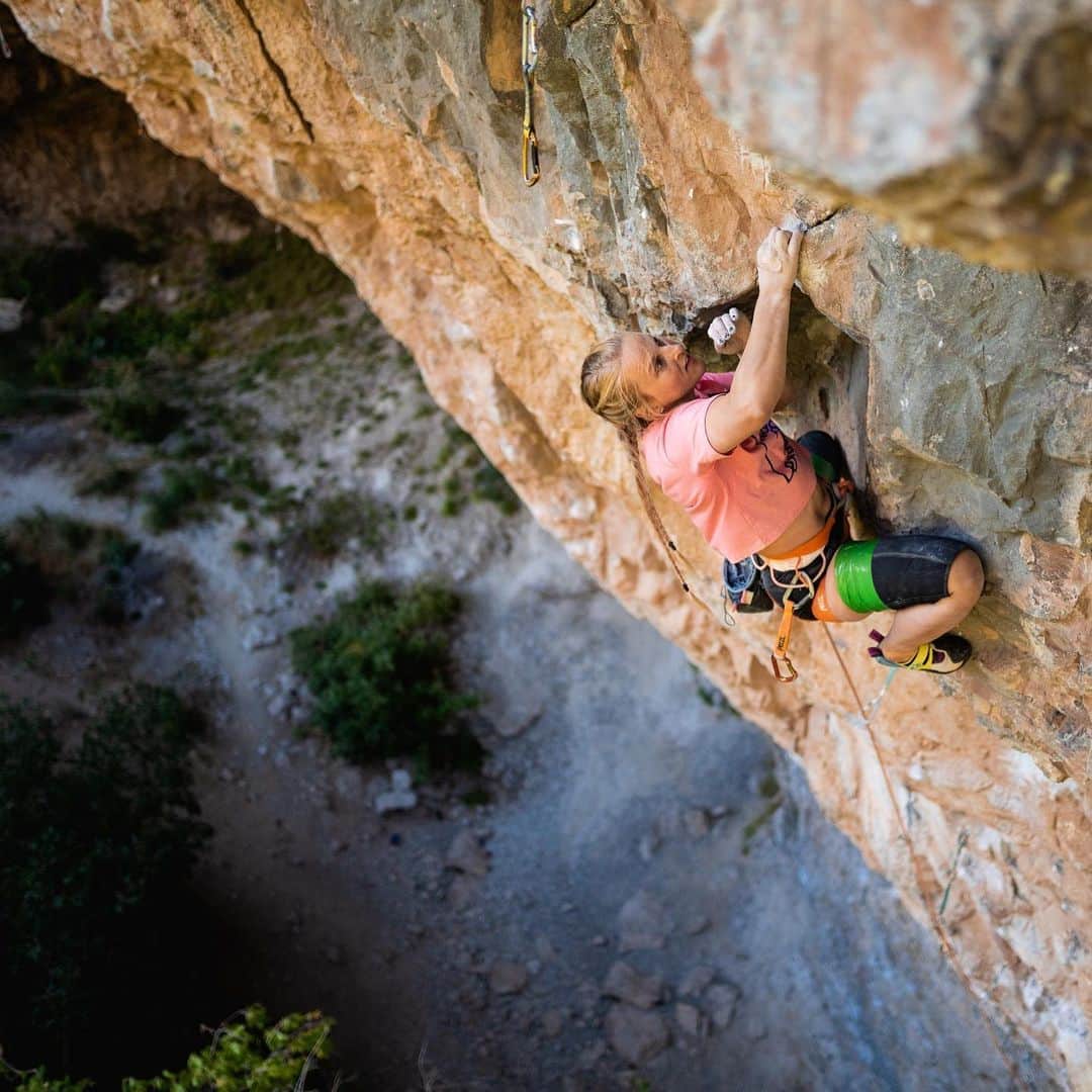 エミリー・ハリントンのインスタグラム：「Oooooooh that looks like fun 👀 💅🏻// Throwback to Rifle this fall w the Colorado kids 🥰 (📸 @kevintakashismith) // Sport climbing is in my near future !!!🧗🏼‍♀️🔜🇲🇽 // @thenorthface_climb // @petzl_official // @lasportivana」