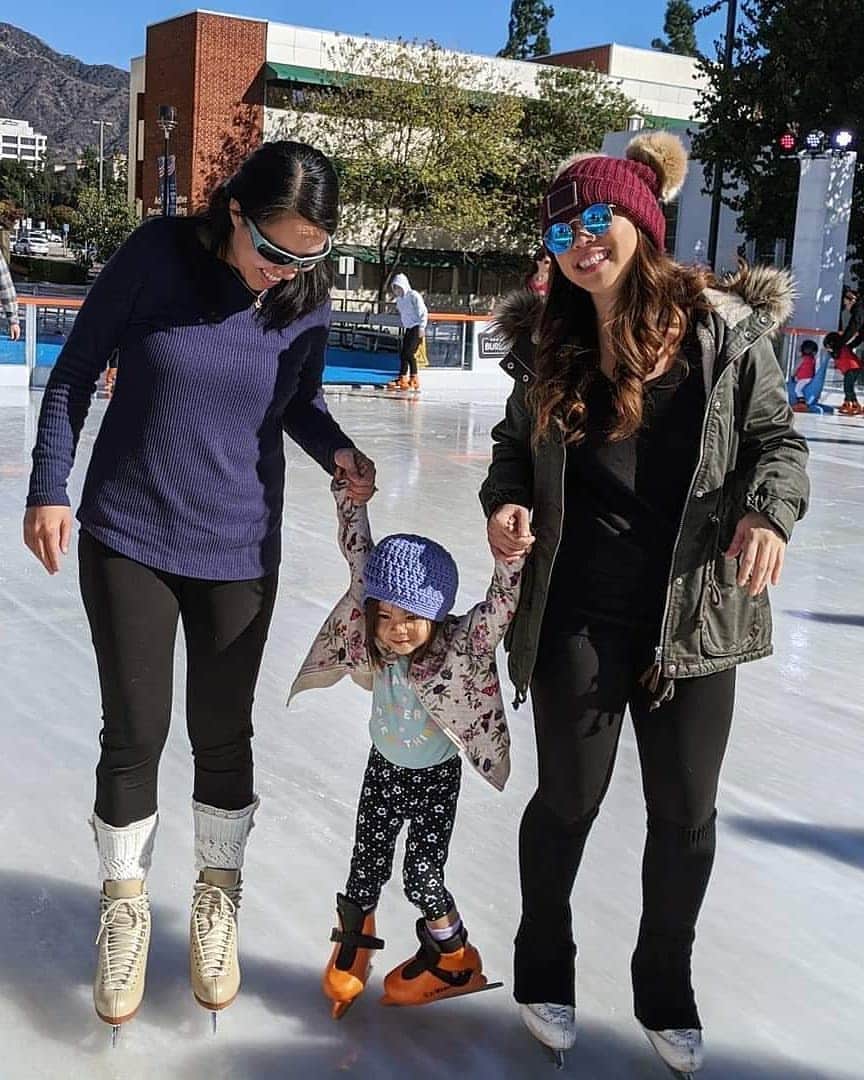 ベアトリサ・リャンさんのインスタグラム写真 - (ベアトリサ・リャンInstagram)「Took my niece out on the ice for the first time. Outside. In 65° weather. Can't get much better than that 🥰⛸️❄️ She very quickly learned that she could literally do nothing and I would drag her around lol  #iceskating #figureskating #usfigureskating #skatinginLA #socalliving #burbankIce #iceamerica #outdoorskating #amaraodien #auntielife」12月21日 9時25分 - bebe_liang
