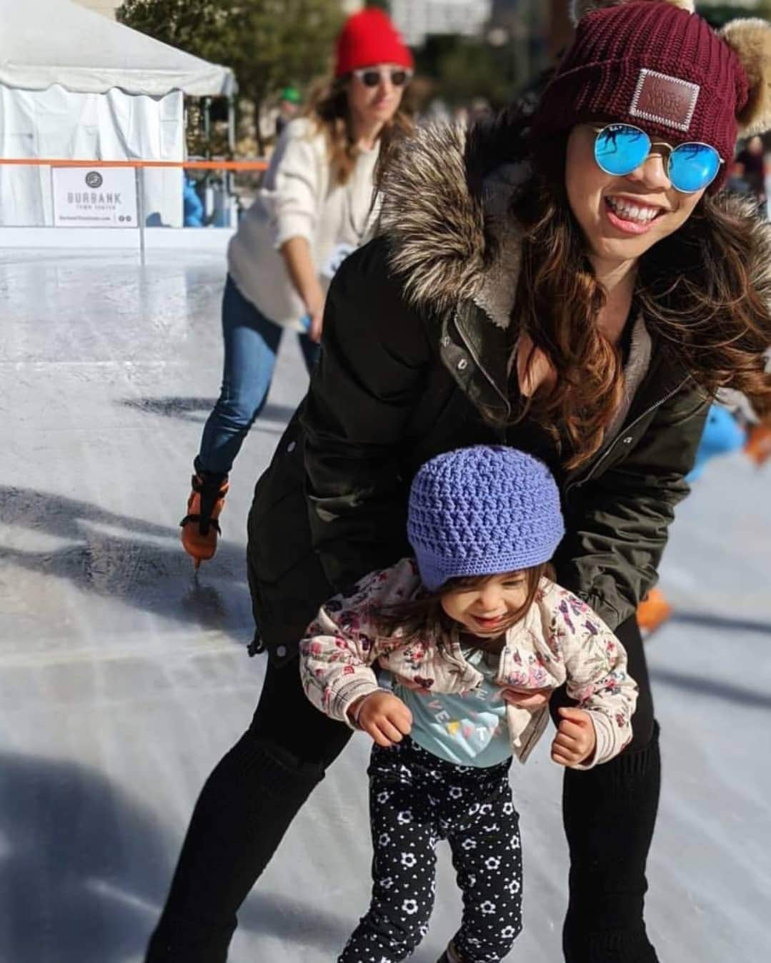 ベアトリサ・リャンのインスタグラム：「Took my niece out on the ice for the first time. Outside. In 65° weather. Can't get much better than that 🥰⛸️❄️ She very quickly learned that she could literally do nothing and I would drag her around lol  #iceskating #figureskating #usfigureskating #skatinginLA #socalliving #burbankIce #iceamerica #outdoorskating #amaraodien #auntielife」