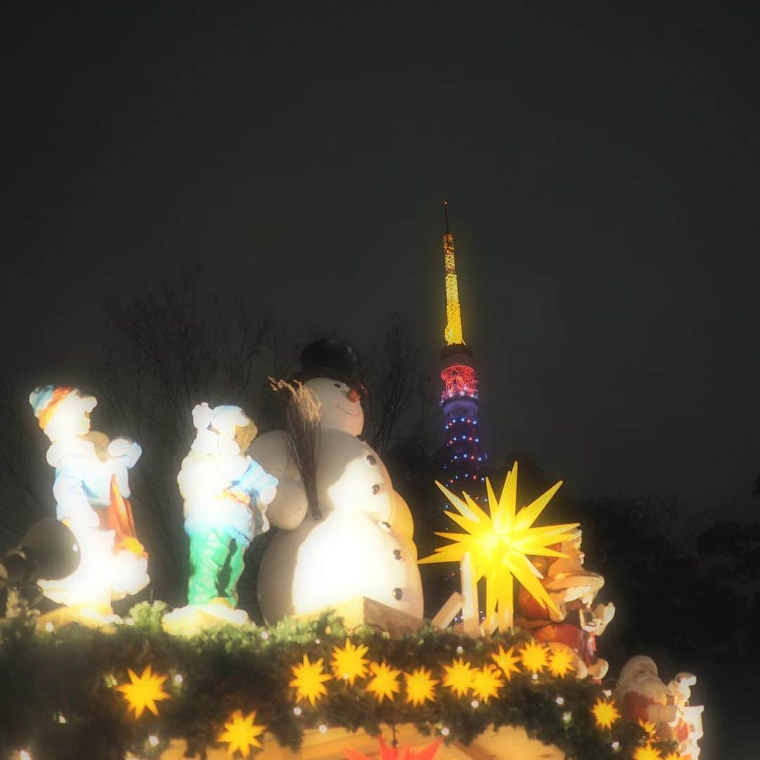 小谷津友里さんのインスタグラム写真 - (小谷津友里Instagram)「🎄🗼💓🇩🇪昨夜は芝公園でやってる東京クリスマスマーケットにいってきました🗼🌃﻿ ﻿ ﻿ ドイツの伝統的な雑貨や﻿ フードが並びます🎄﻿ お人形やリース可愛かったなぁ🇩🇪🎅﻿ ﻿ 広場にあるクリスマスピラミッドは﻿ 14mもあるそう🤪‼︎﻿ ﻿ 木で出来ていて温かみのあるデザイン🥰﻿ しかもバックには東京タワーがあって﻿ このコラボめっちゃ綺麗でした💛﻿ ﻿ ﻿ #クリスマスマーケット #東京クリスマスマーケット #東京クリスマスマーケット2019 #christmas #xmas #芝公園 #芝公園クリスマスマーケット #ドイツクリスマスマーケット #ドイツ　#オーナメント #オーナメントツリー #リース #クリスマスツリー #クリスマスピラミッド #japan_of_insta #tokyotower #東京タワー #東京タワー夜景 #東京タワーが見える店 #東京タワー🗼 #イベント情報 #クリスマス雑貨 #こやゆりコーデ#こやゆり旅」12月21日 9時26分 - yurikoyatsu