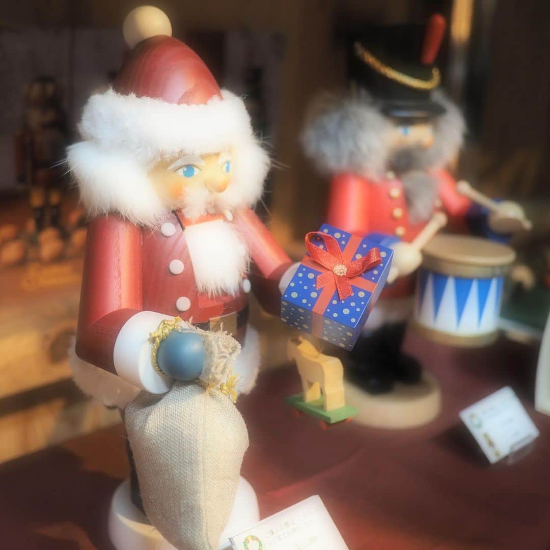 小谷津友里さんのインスタグラム写真 - (小谷津友里Instagram)「🎄🗼💓🇩🇪昨夜は芝公園でやってる東京クリスマスマーケットにいってきました🗼🌃﻿ ﻿ ﻿ ドイツの伝統的な雑貨や﻿ フードが並びます🎄﻿ お人形やリース可愛かったなぁ🇩🇪🎅﻿ ﻿ 広場にあるクリスマスピラミッドは﻿ 14mもあるそう🤪‼︎﻿ ﻿ 木で出来ていて温かみのあるデザイン🥰﻿ しかもバックには東京タワーがあって﻿ このコラボめっちゃ綺麗でした💛﻿ ﻿ ﻿ #クリスマスマーケット #東京クリスマスマーケット #東京クリスマスマーケット2019 #christmas #xmas #芝公園 #芝公園クリスマスマーケット #ドイツクリスマスマーケット #ドイツ　#オーナメント #オーナメントツリー #リース #クリスマスツリー #クリスマスピラミッド #japan_of_insta #tokyotower #東京タワー #東京タワー夜景 #東京タワーが見える店 #東京タワー🗼 #イベント情報 #クリスマス雑貨 #こやゆりコーデ#こやゆり旅」12月21日 9時26分 - yurikoyatsu