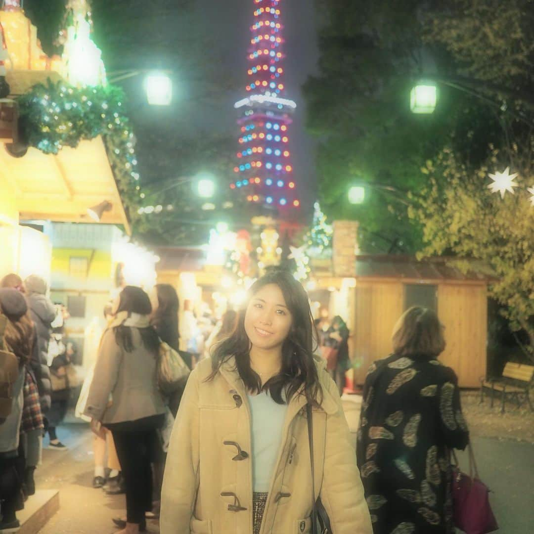 小谷津友里さんのインスタグラム写真 - (小谷津友里Instagram)「🎄🗼💓🇩🇪昨夜は芝公園でやってる東京クリスマスマーケットにいってきました🗼🌃﻿ ﻿ ﻿ ドイツの伝統的な雑貨や﻿ フードが並びます🎄﻿ お人形やリース可愛かったなぁ🇩🇪🎅﻿ ﻿ 広場にあるクリスマスピラミッドは﻿ 14mもあるそう🤪‼︎﻿ ﻿ 木で出来ていて温かみのあるデザイン🥰﻿ しかもバックには東京タワーがあって﻿ このコラボめっちゃ綺麗でした💛﻿ ﻿ ﻿ #クリスマスマーケット #東京クリスマスマーケット #東京クリスマスマーケット2019 #christmas #xmas #芝公園 #芝公園クリスマスマーケット #ドイツクリスマスマーケット #ドイツ　#オーナメント #オーナメントツリー #リース #クリスマスツリー #クリスマスピラミッド #japan_of_insta #tokyotower #東京タワー #東京タワー夜景 #東京タワーが見える店 #東京タワー🗼 #イベント情報 #クリスマス雑貨 #こやゆりコーデ#こやゆり旅」12月21日 9時26分 - yurikoyatsu