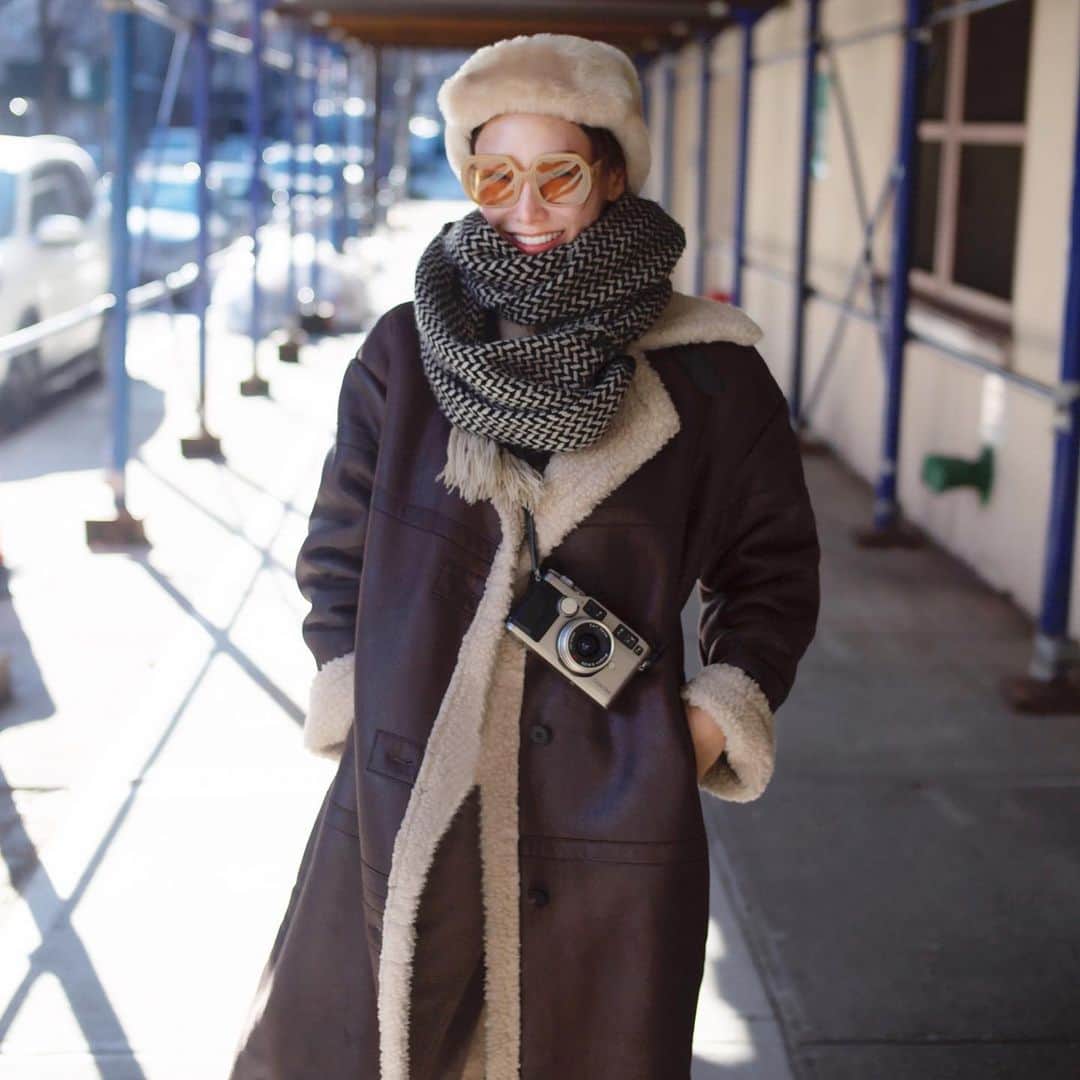 のインスタグラム：「. Outfit of the day when it was minus 7 degrees. #womenphotographer  本格的な冬がやってきた。 こんな大袈裟な装いでも寒いの。 猫背になりがちなので気を付けなくては、、。 coat @pixiemarket  stall @isabelmarant  sunglasses @apercueyewear  hat @australialuxeco  #nyc #wintermood #ootd #winterfashion  #newyork #海外生活　#海外移住　#ニューヨーク」