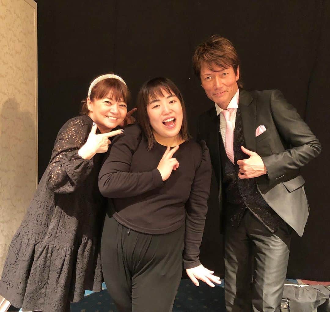 マイケル富岡のインスタグラム：「なかなかレアな3ショット♡ゆりあん ほんと可愛い #ゆりあんレトリィバァ #love #family #christmas #christmasparty #シャーリー富岡 #マイケル富岡 #俳優 #タレント#izapinkchristmas2019 #actor #actorslife #shooting #お笑い #芸人 #merrychristmas」