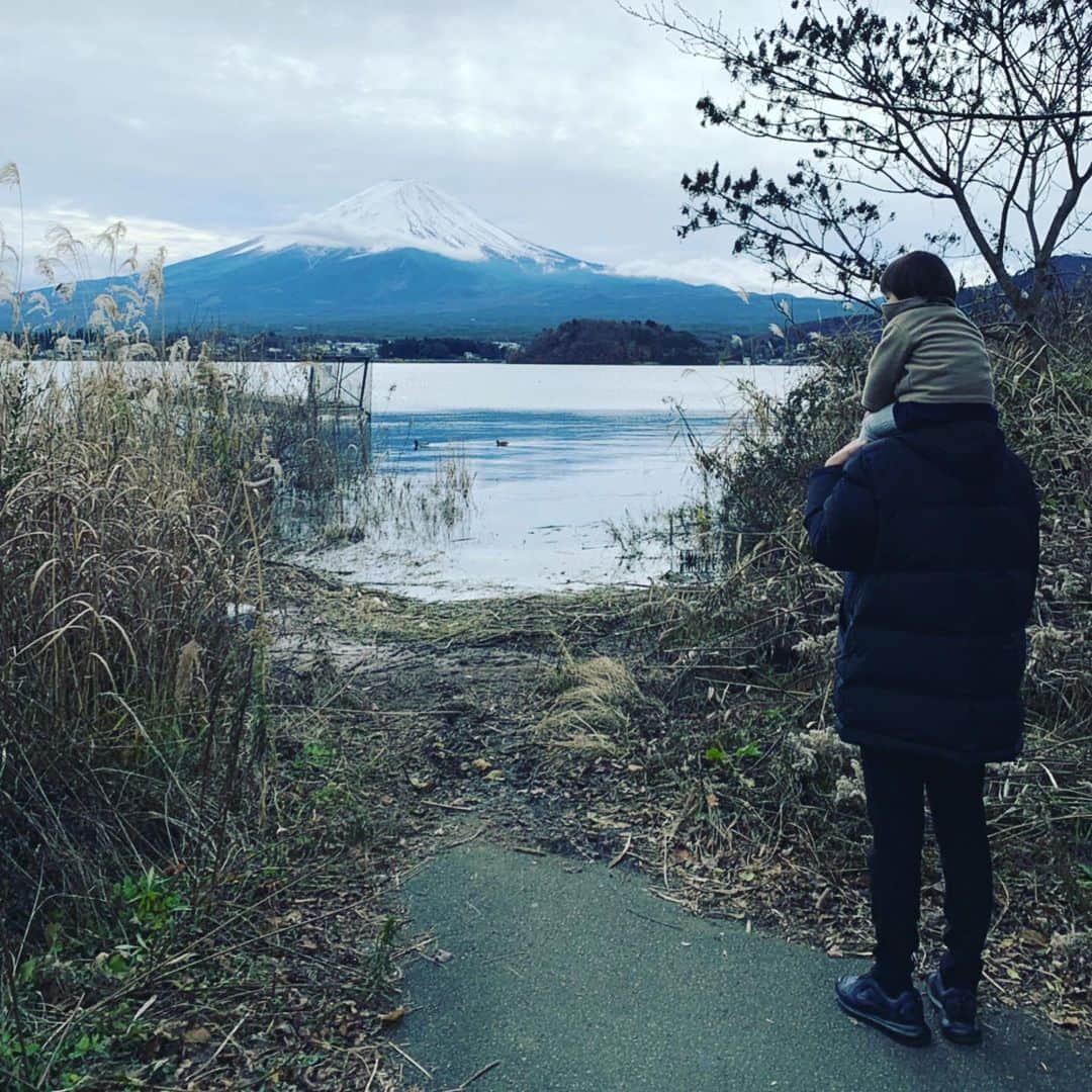 安田美沙子さんのインスタグラム写真 - (安田美沙子Instagram)「家族旅、最後の写真は、宿泊編⭐️ 熱海のふふに行きたかったのだけど、写真を見たら河口湖のふふに行きたくなり、一泊してきました😊✨ 自然が屋内にも沢山🌿富士山が目の前で、常に見てくれている✨何より、こどもにとても優しいのです😭✨食事から、部屋着から、スリッパまで、こどもの居心地がいいように気を遣ってくださり。。。ごはんも美味しくて、幸せな時間でした。 そしてやっぱり、日本一の山パワーは格別でした🗻✨ . . . #instagood #travel #ふふ河口湖 #thanks #fuji #japan #japanes #日本一 #mountain #久々の家族旅行 #素敵なお宿でした」12月21日 9時48分 - yasuda_misako