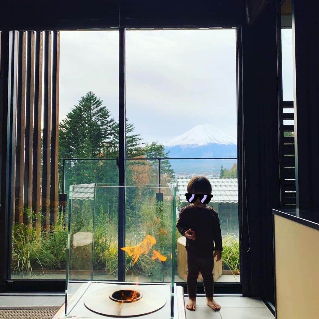安田美沙子さんのインスタグラム写真 - (安田美沙子Instagram)「家族旅、最後の写真は、宿泊編⭐️ 熱海のふふに行きたかったのだけど、写真を見たら河口湖のふふに行きたくなり、一泊してきました😊✨ 自然が屋内にも沢山🌿富士山が目の前で、常に見てくれている✨何より、こどもにとても優しいのです😭✨食事から、部屋着から、スリッパまで、こどもの居心地がいいように気を遣ってくださり。。。ごはんも美味しくて、幸せな時間でした。 そしてやっぱり、日本一の山パワーは格別でした🗻✨ . . . #instagood #travel #ふふ河口湖 #thanks #fuji #japan #japanes #日本一 #mountain #久々の家族旅行 #素敵なお宿でした」12月21日 9時48分 - yasuda_misako