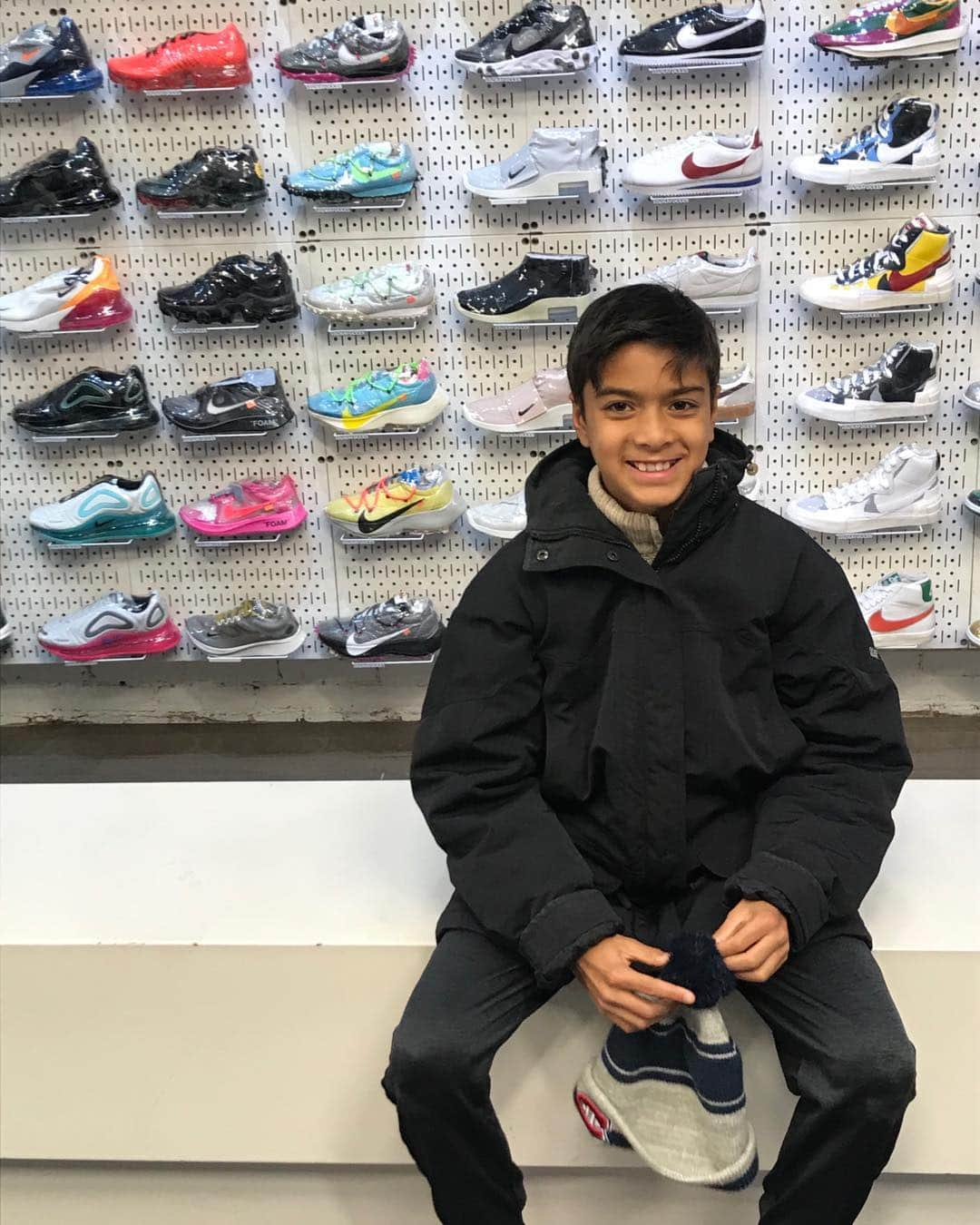 クリス・ノースさんのインスタグラム写真 - (クリス・ノースInstagram)「Someone’s happy to be at Stadium Goods- basketball shoe heaven!」12月21日 10時02分 - chrisnothofficial