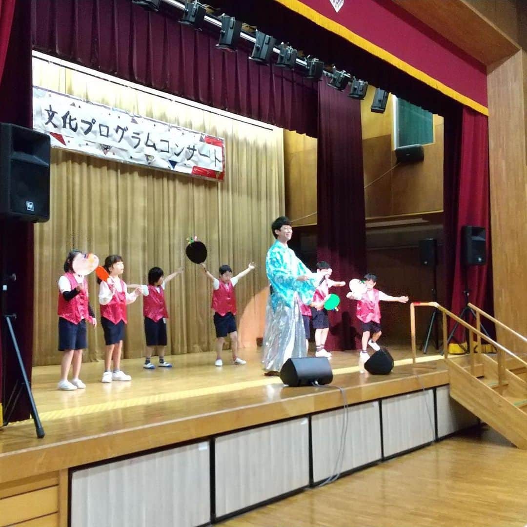 松阪ゆうきのインスタグラム：「昨日は、 久我山にある 都立久我山青光学園さんにて 『文化プログラムコンサート』と題したコンサートに出演。  朝10時〜／11時過ぎ〜  の2回公演でした。 (さすが学校🏫w)  民謡、演歌、オペラ、JPOP、オリジナルまで色々歌わせていただきましたが、まあ朝からのオペラがしんどかったな😆  朝はやっぱ早く起きても難しい笑 朝から喉の使い方変えて多岐に渡るジャンル歌うの中々大変なんですよ！簡単ではない😆(自分で言ってみる笑)  でも大変喜んで頂けたようでポッと一息。  一緒に踊ってくれた四年生のみんな ちゃんと聴いてくれた児童、生徒のみんな  お世話になりました先生方 皆さま ありがとうございました😌😌 #松阪ゆうき #令和夢追い太鼓 #オペラ #演歌 #袴」