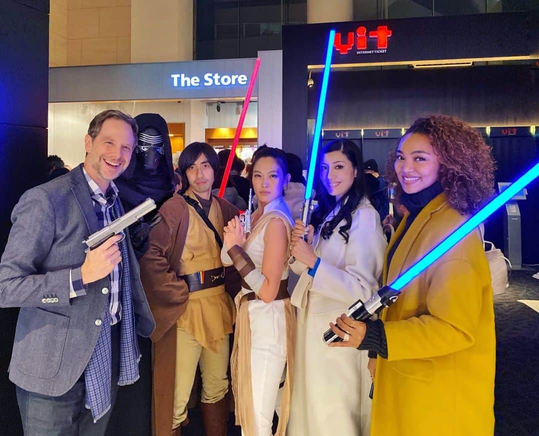のインスタグラム：「『スター・ウォーズ／スカイウォーカーの夜明け』、完璧な結末でした🎥✨ 。 旦那様とクリスタルケイ ちゃんと見終わって🎥、スターウォーズ仮装の方々と📸✨ 。 さて、今日は15:15 〜15:45 銀座三越9階ギンザテラスコートにて、無料のトレンドトークショー🎤を開催します☺️ 。 lalaTV woman's day を記念してのイベント、是非気軽にお越し下さいませ❤️ 。 #クリスタルケイちゃんのほぼ初のスターウォーズ鑑賞がこれということに爆笑！ #互いにすごいカルマを返し合った不思議な夜🌉 #互いにとって大切すぎる落とし物を互いが拾い合う不思議✨ #starwars #映画鑑賞　#夫婦デート @theodoremillertokyo @crystalkayofficial」