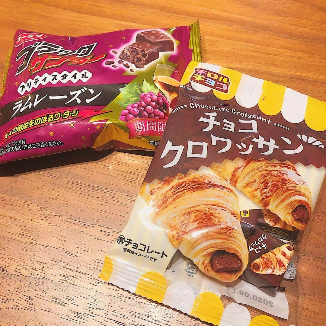 岡部玲子さんのインスタグラム写真 - (岡部玲子Instagram)「100均で売っているチロルチョコのチョコクロワッサンが話題になっているようなので買ってみましたが…私はブラックサンダーのラムレーズンの方に勘当しました🤣✨ ラムレーズン…本当にいい香りで❤️幸せな気持ちになった☺️ 甘いもの食べないとやってらんないわよっ💢な今日この頃😅 さてーっ‼️ いよいよ‼️いよいよ‼️有馬記念🏇✨の週末✨ 今日は中山大障害に、阪神カップ…見どころ満載☺️ 笑顔いっぱいの週末になりますように☺️✨ 本日のグリーンチャンネル📺もよろしくお願いします☺️ #岡部玲子 #こそだて　#主婦　マラフォーママ　#タレント　#レポーター  #40代　#キャスター　#アナウンサー　#女子アナ　#フリーアナウンサー　#節約主婦　#競馬キャスター　#ダイソー　#100均  #チロルチョコ　#ブラックサンダー #有馬記念　#mama #talent #reporter #instagood #f4f #daiso #100yen #japanese #sweets #chocolate #smile」12月21日 10時16分 - reiko_okabe