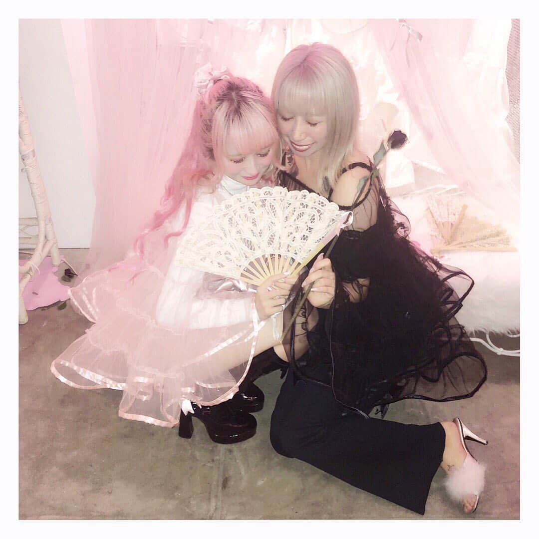 胡桃兎愛のインスタグラム：「大好きなpiakiさんと…❤︎ 色違いのお洋服を一緒に着てお写真撮って頂く事ができて凄く幸せでした、、ありがとうございました涙 #ppp #pinkpixieprincess」